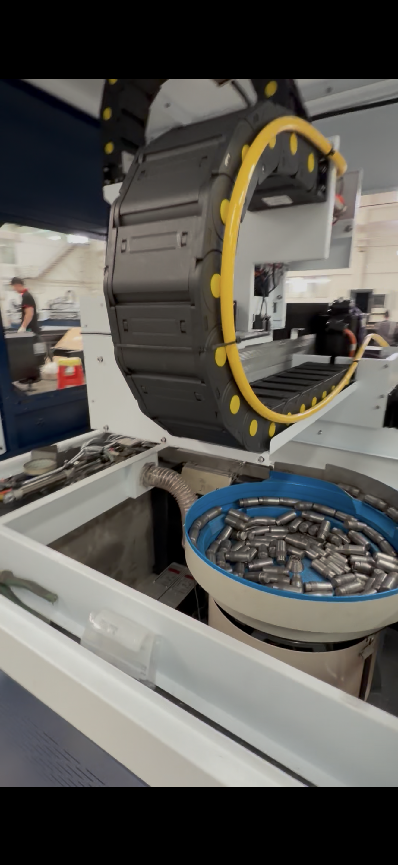 Latest company Cases about Vibratory Bowl Automatic Feeder Delivered to Lesotho for Automated Laser Cutting Production
