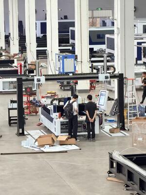 satın al QH - 3015F Tek platform metal laseri kesme makinesi 3000W robot yükleme ve boşaltma sistemleri ile online manufacture